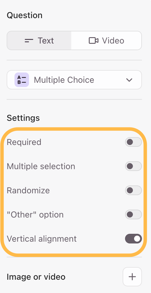 Configuración del panel lateral derecho mostrando las opciones de configuración para la pregunta activa
