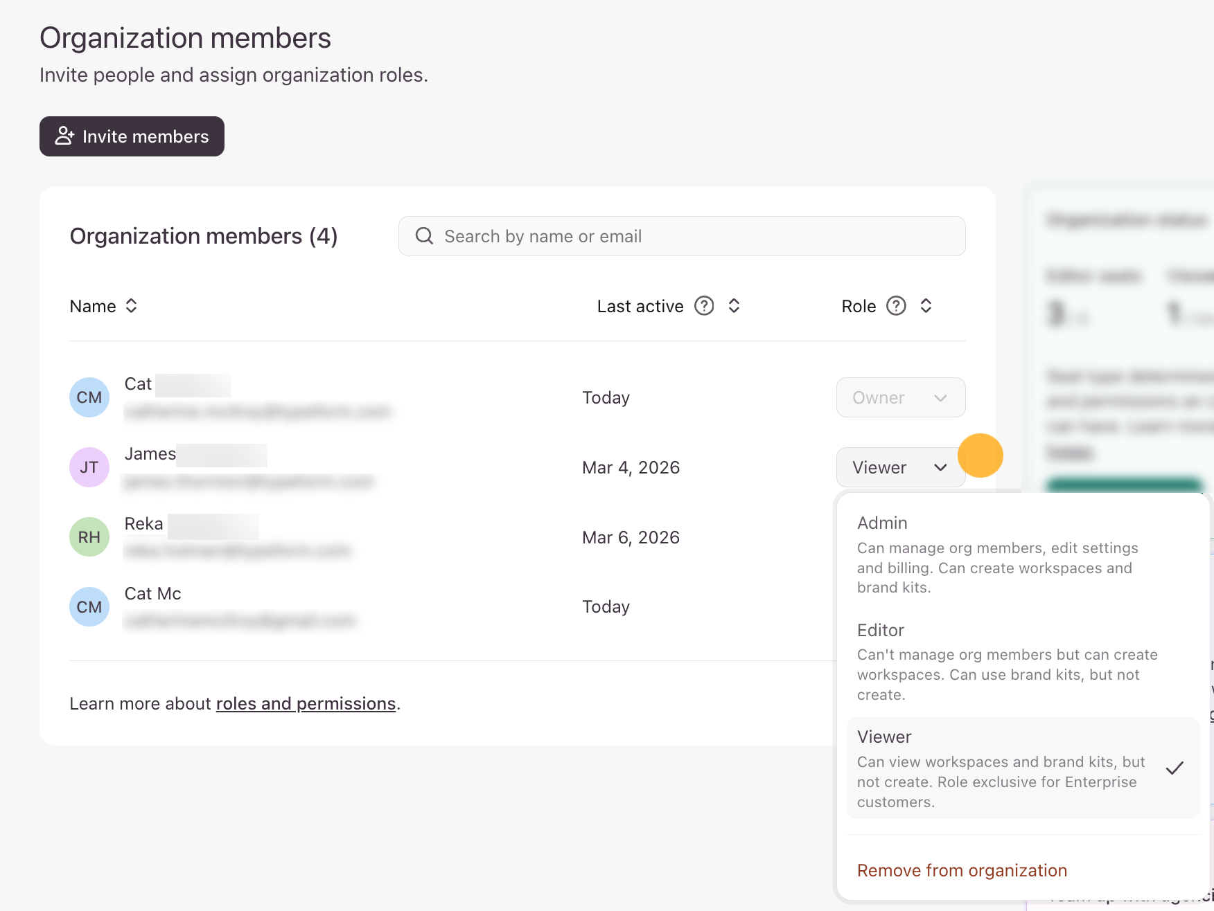 Une ligne de compte de membre affichant un menu déroulant de configuration de rôle actif avec les sélections Administrateur, Éditeur et Viewer disponibles.