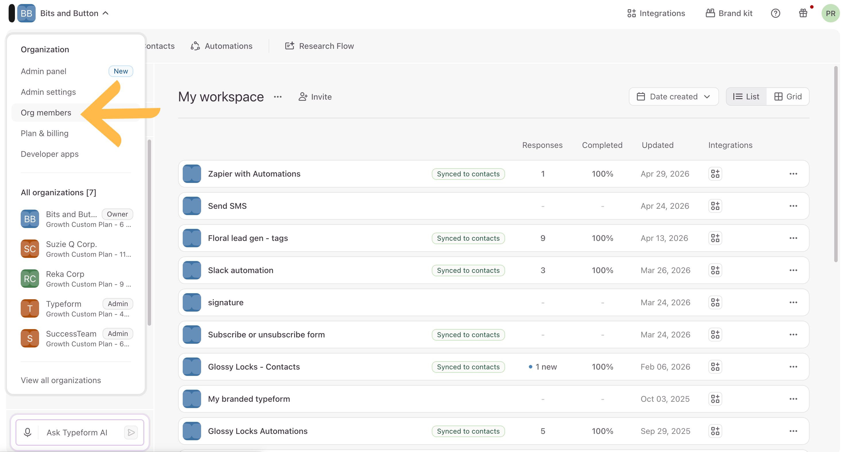 Le menu déroulant de l'organisation ouvert dans le coin supérieur gauche du tableau de bord, avec l'option « Membres de l'organisation » mise en avant.