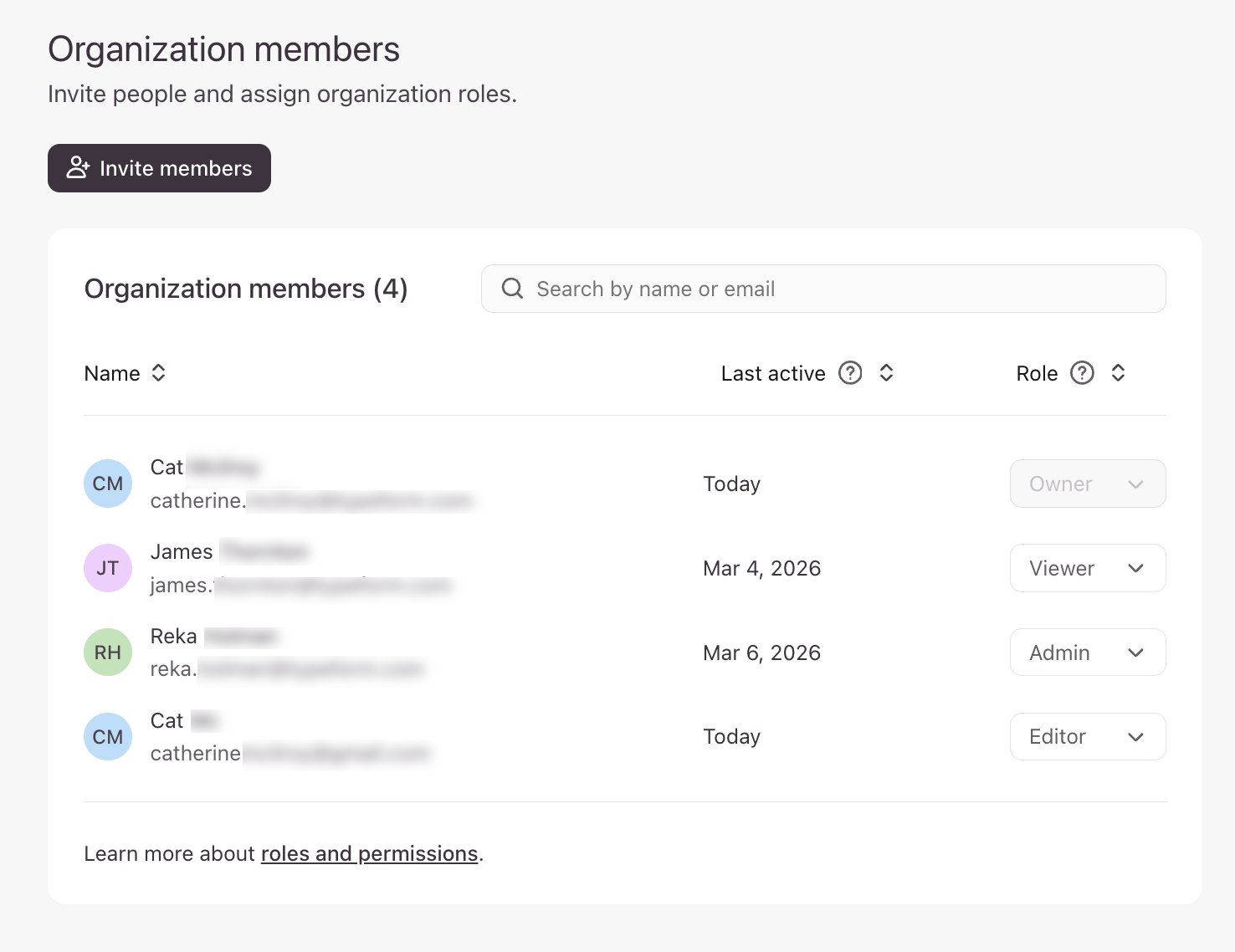 Le tableau de bord de gestion des membres de l'organisation affichant une liste tabulaire des membres avec des colonnes pour le nom, l'e-mail, la dernière activité et le rôle.