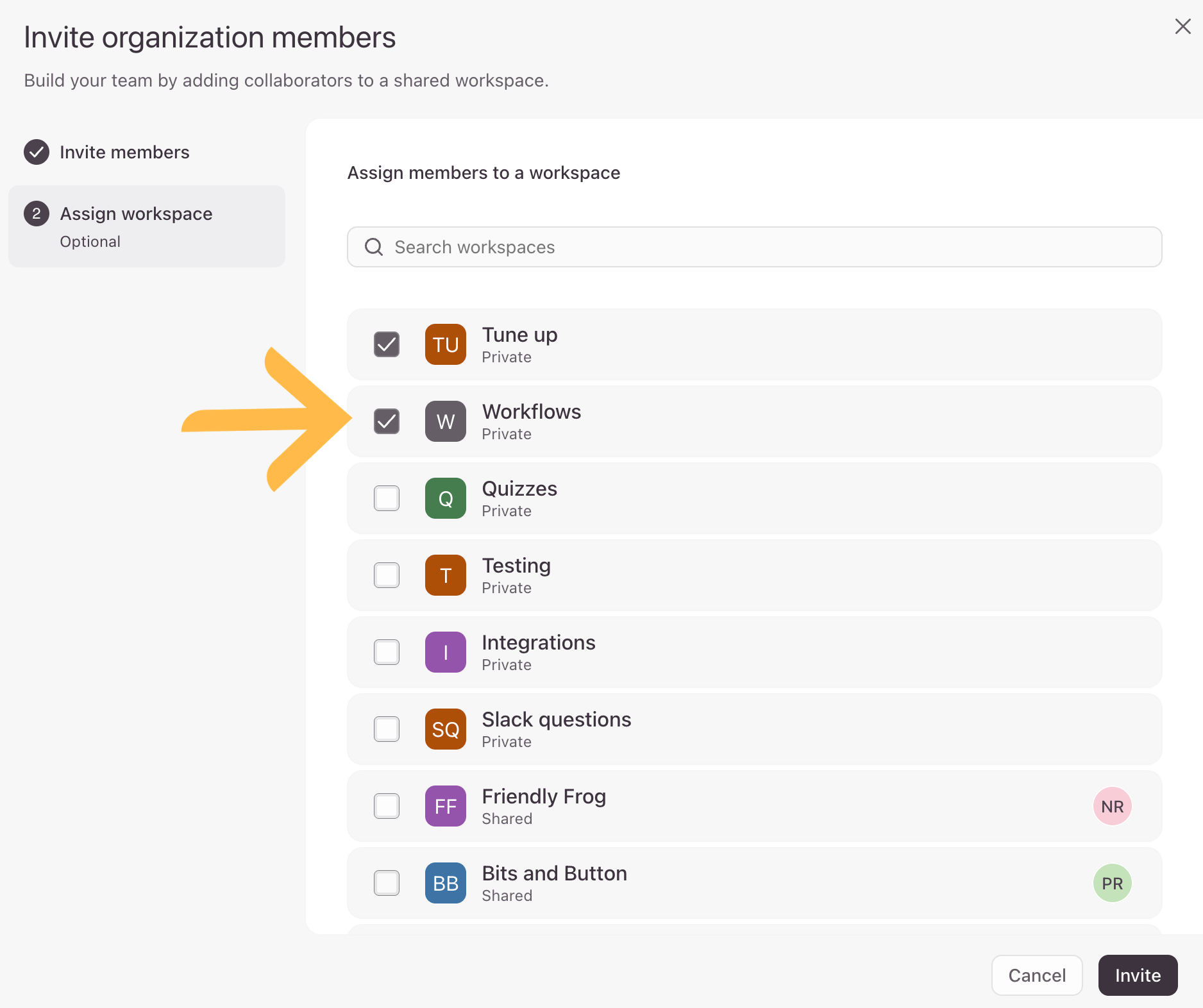 L'étape d'attribution de l'espace de travail affichant une liste des espaces de travail disponibles avec des cases à cocher pour accorder l'accès aux nouveaux utilisateurs.