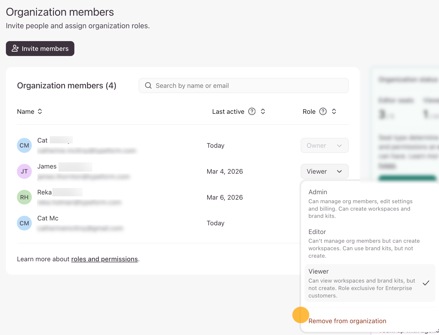 Le menu déroulant des paramètres ouvert à côté de l'option de profil d'un membre actif avec « Supprimer de l'organisation » mis en avant.