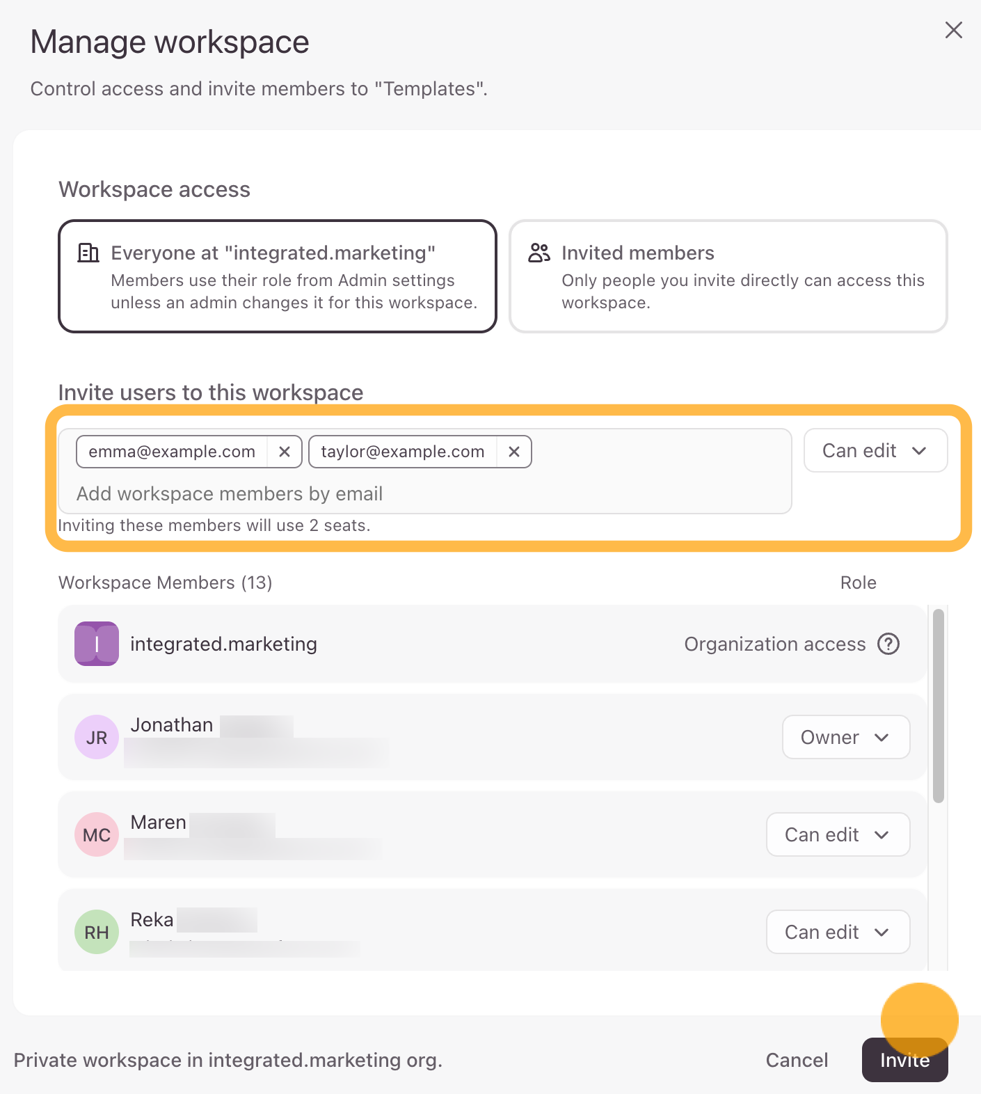 Le conteneur de dialogue d'invitation personnalisée de l'espace de travail affichant des lignes de saisie pour les adresses e-mail des utilisateurs ainsi que les options de rôle correspondantes dans le menu déroulant.