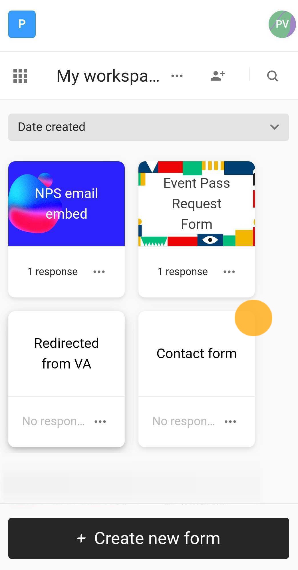 La liste des espaces de travail sur mobile mettant en avant une carte de formulaire individuelle pour l'ouvrir en modification